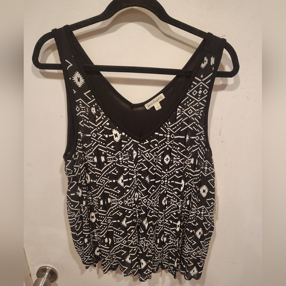 Love On A Hanger NWT Black & White Pleated Aztec Print V-Neck Tank Top Sz L